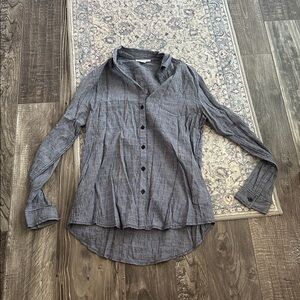 Beach lounge light blue light weight button down (XS)